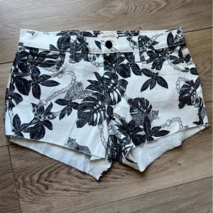 NWT L’agance Emerie‎ tropical shorts