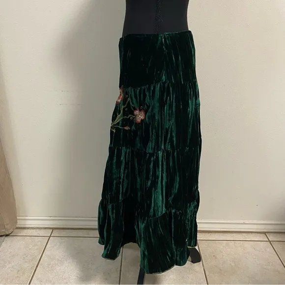Runway 101 Maxi Skirt Women's Size Medium Emerald Green Embroidered Velvet Skirt